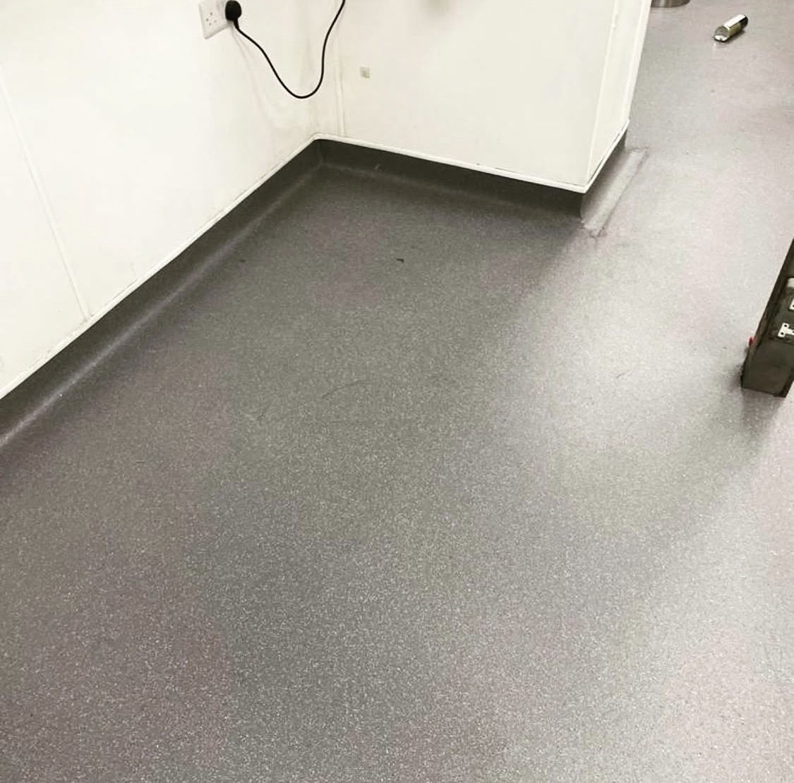 Altro Stronghold 30 flooring following the kitchen wall and corner with coved edges