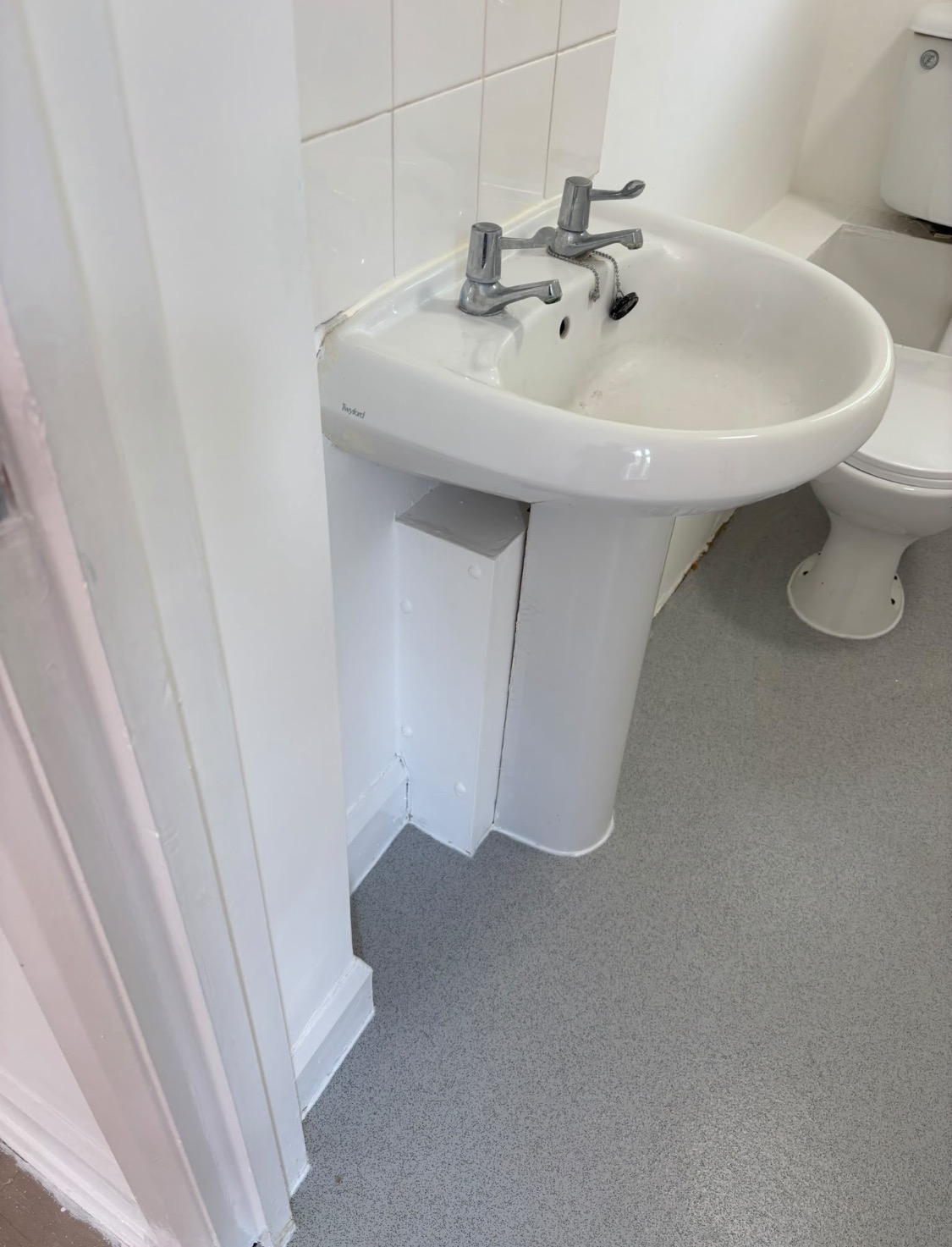 Polysafe Standard Silver Birch flooring fitted around the basin pedestal and toilet