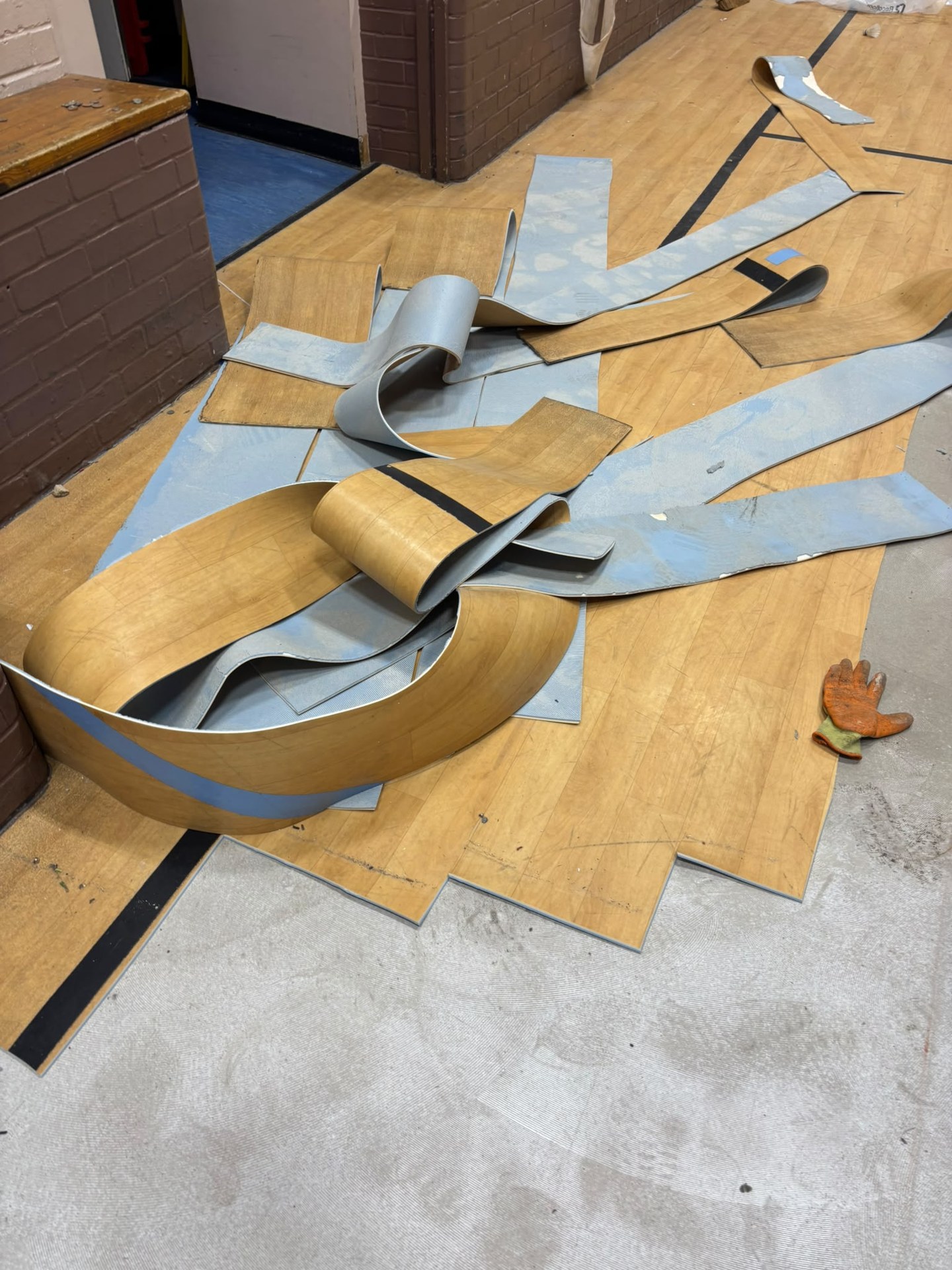 Removal — lifting the old floor covering